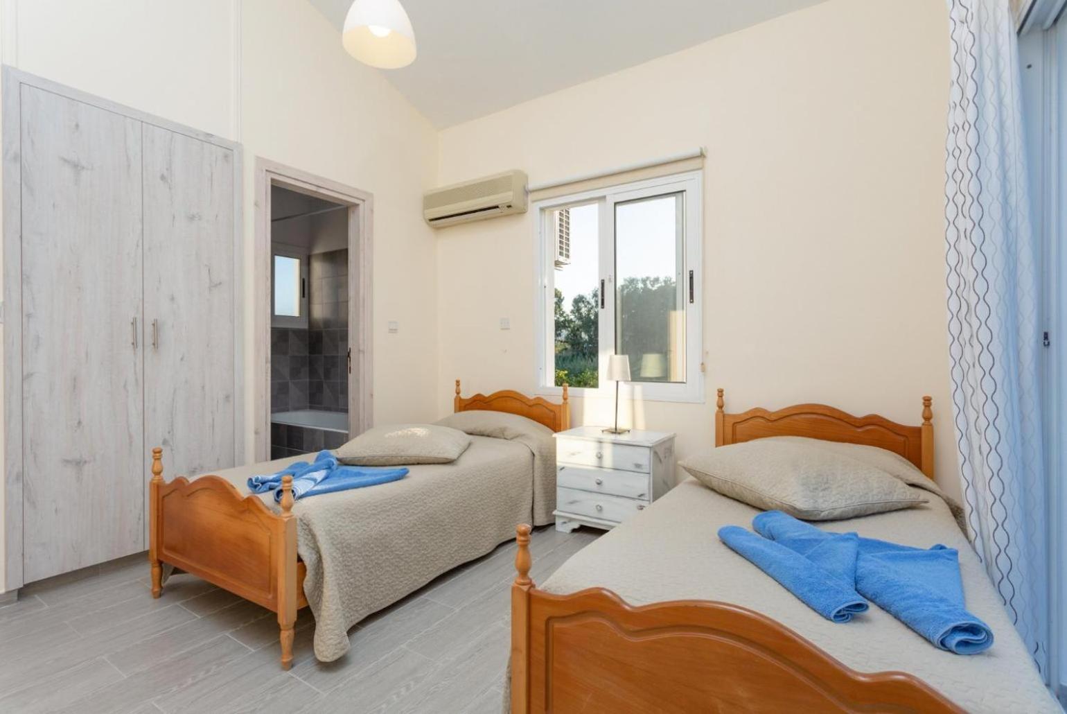Sun Beach Villa Tria Polis 外观 照片