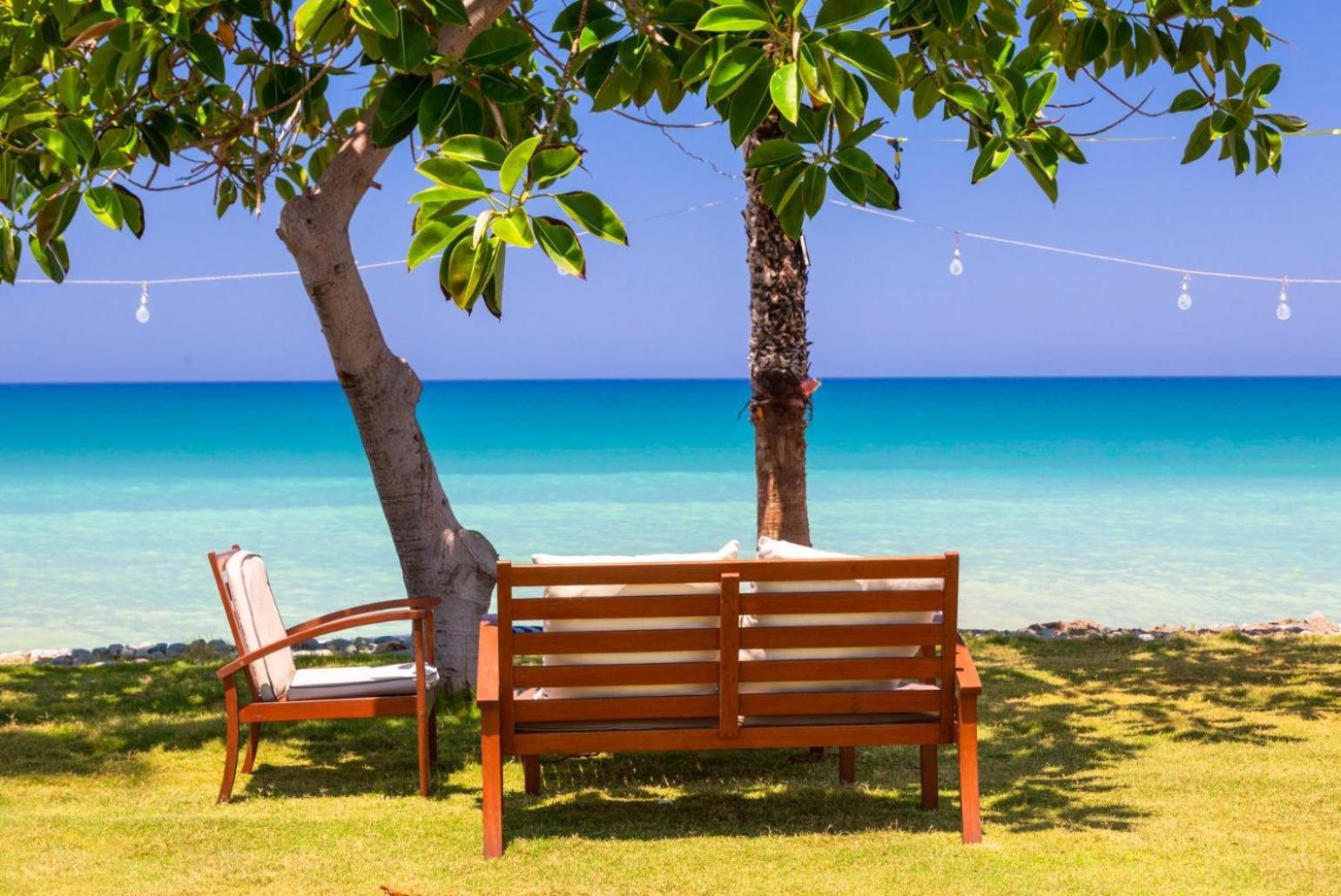 Sun Beach Villa Tria Polis 外观 照片